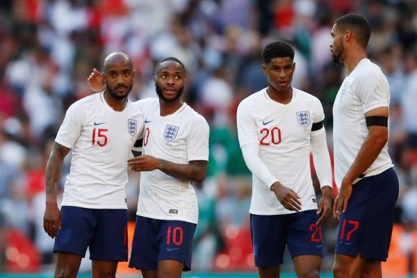 راشفورد مع لاعبي إنجلترا