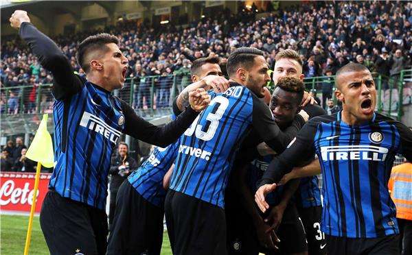 كرامو مع لاعبي إنتر