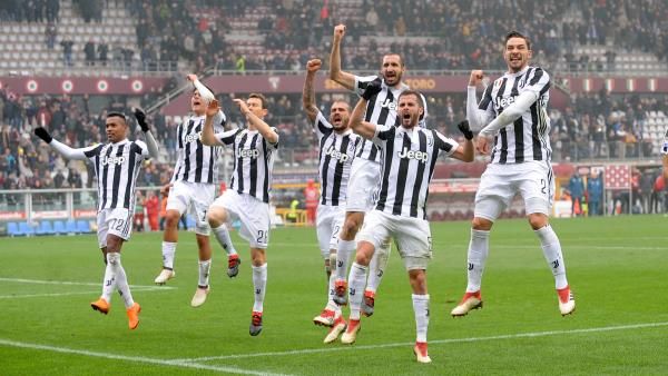 ميراليم بيانيتش مع لاعبي يوفنتوس