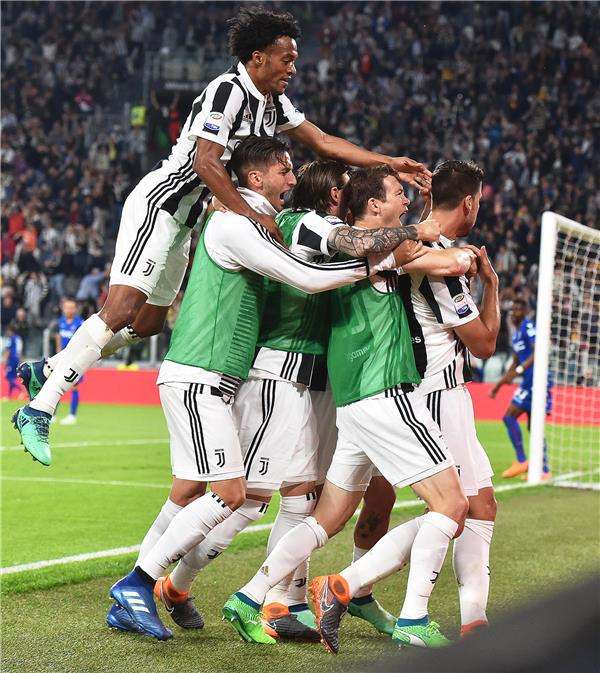 خضيرة مع لاعبي يوفنتوس