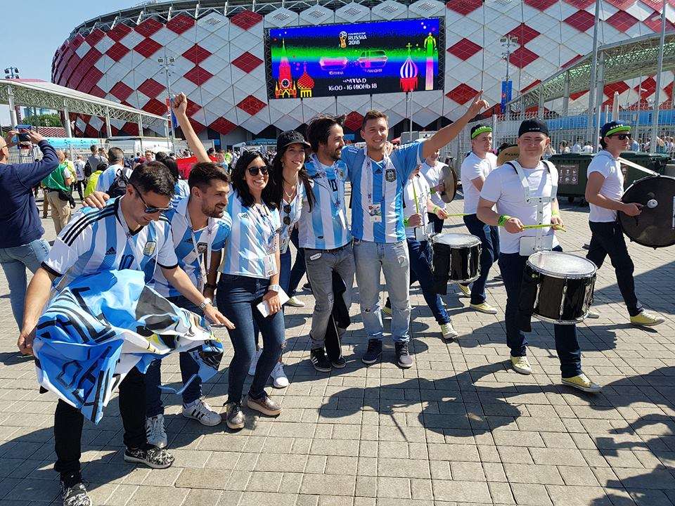 عدد من جماهير الأرجنتين أمام ملعب المباراة