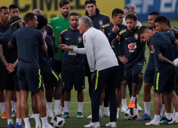 تيتي مع لاعبي البرازيل