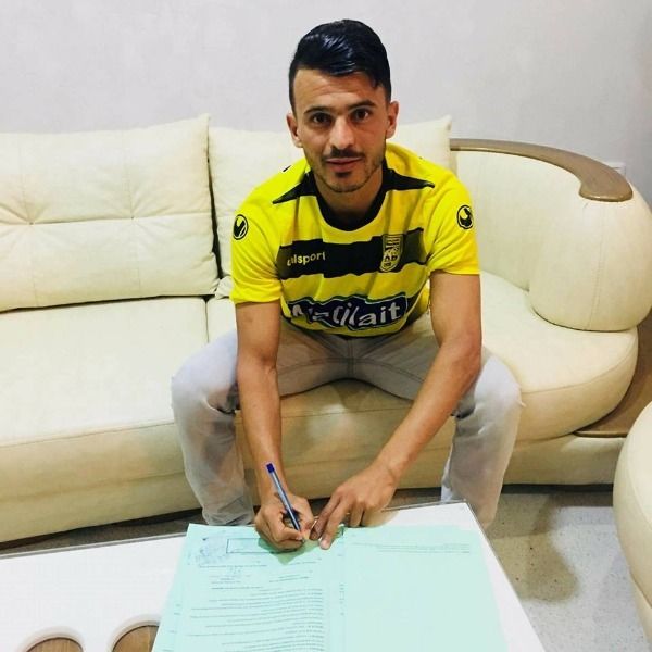 الجيلاني عبدالسلام عند توقيع العقود