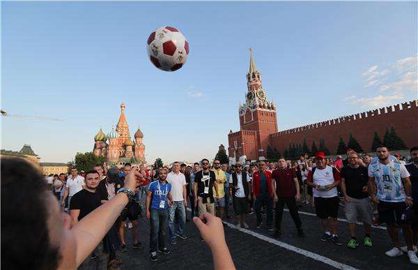 مشجعون في شوارع روسيا