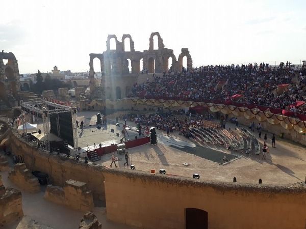 الجماهير في قصر الجم