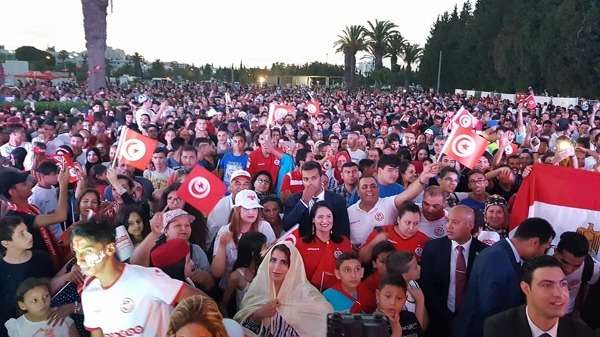 الجماهير التونسية أمام ملعب المنزه
