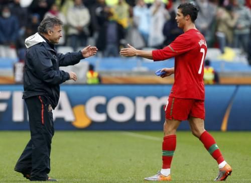 كريستيانو رونالدو يهني أوليفيرا المدرب المساعد لمنتخب البرتغال بالفوز
