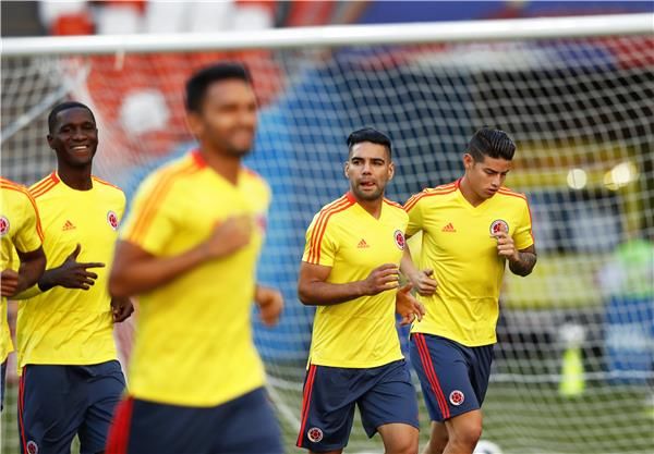 خاميس مع لاعبي كولومبيا