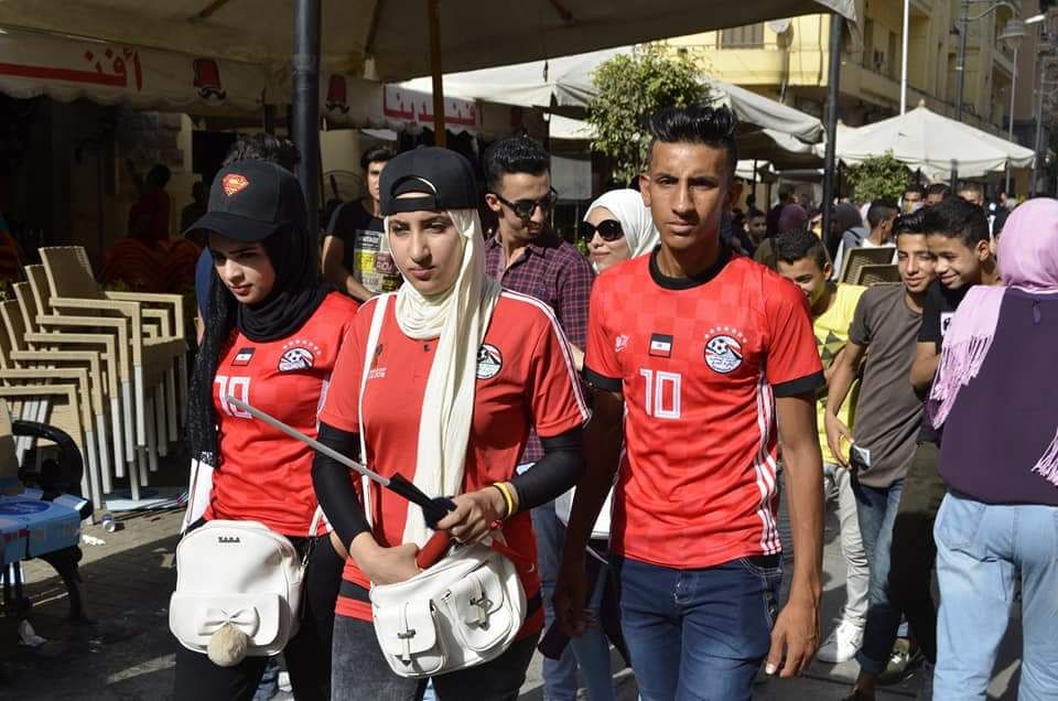 مجموعة من الجمهور واستعدادهم لمتابعة لقاء المنتخب         