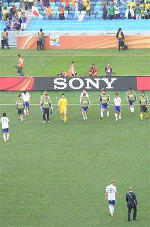 هوندا ( في الأسفل ) بعد تجاهله إلقاء التحية للجماهير اليابانية