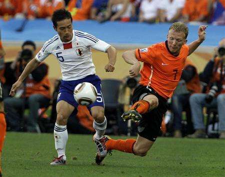 يوتو ناغاتومو عندما راقب المهاجم الهولندي ديرك كاوت في المباراة السابقة