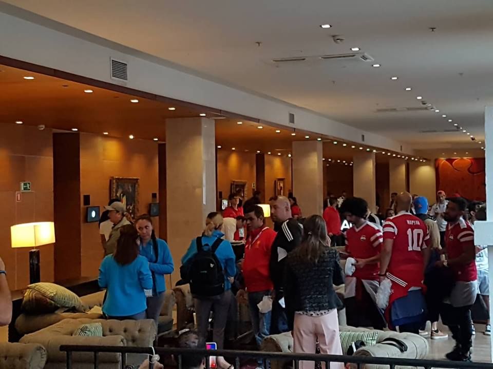 عدد من الجماهير داخل الفندق