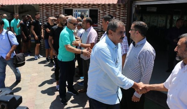  بدر مكي يصافح المستقبلين 