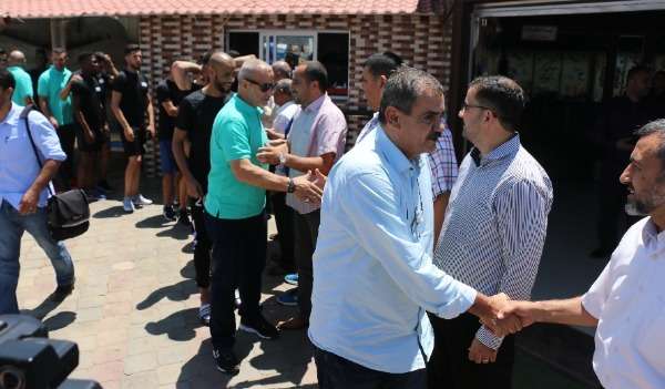  بدر مكي يصافح المستقبلين 