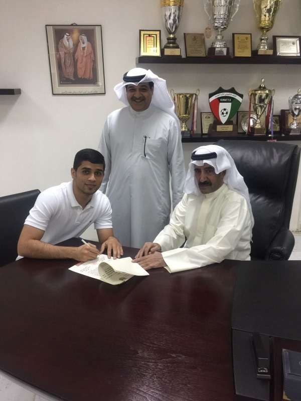 أثناء توقيع اللاعب