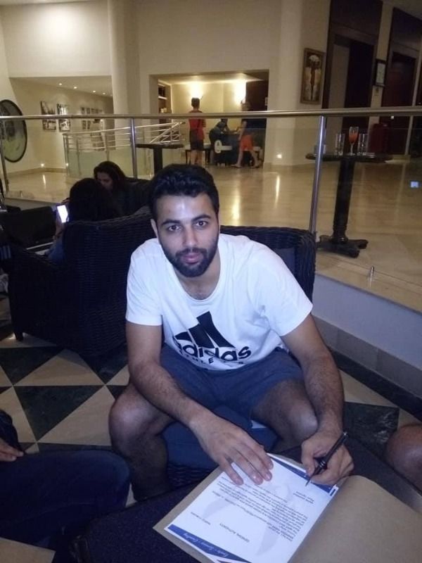 بنور أثناء التوقيع