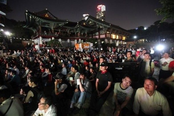 جماهير الكورية الجنوبية تتابع مباراة جارتهم الشمالية أمام البرتغال عبر شاشات التلفاز