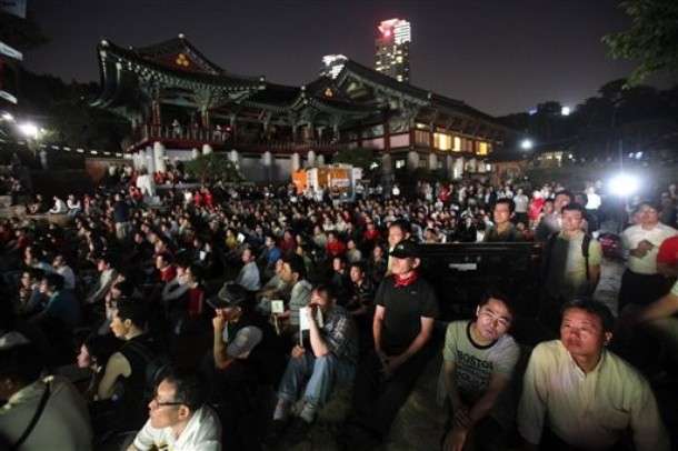 جماهير الكورية الجنوبية تتابع مباراة جارتهم الشمالية أمام البرتغال عبر شاشات التلفاز