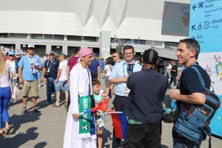 جانب من الجماهير أمام الملعب