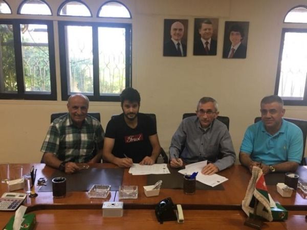 جانب من التوقيع