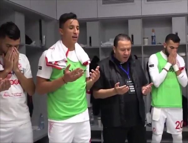 نبيل معلول عند تلاوته الفاتحة مع لاعبيه 