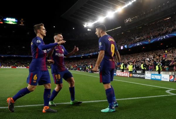 ألبا مع لاعبي برشلونة