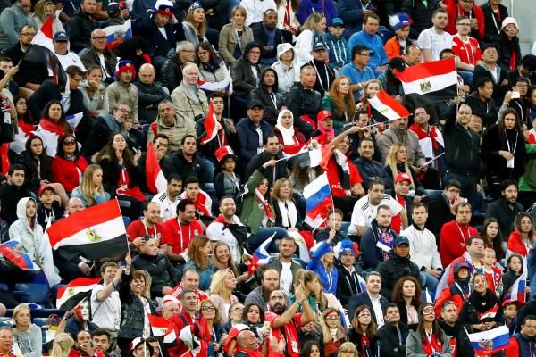 الجماهير المصرية تجلس بجوار نظيرتها الروسية