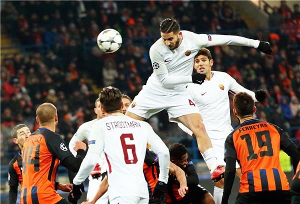 مانولاس يرتقي فوق الجميع