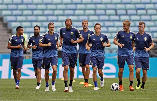 لاعبو السويد