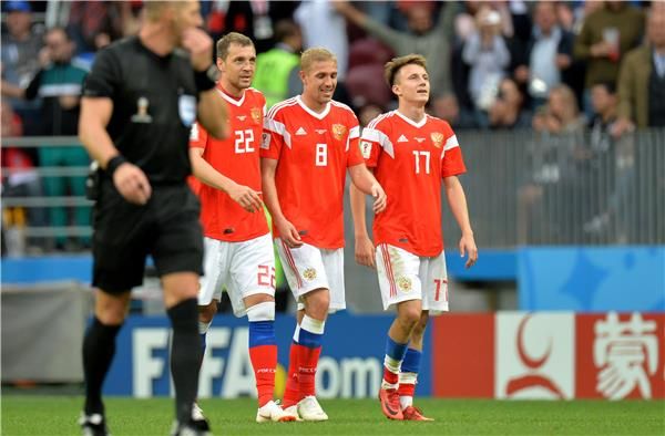 جولوفين مع لاعبي روسيا