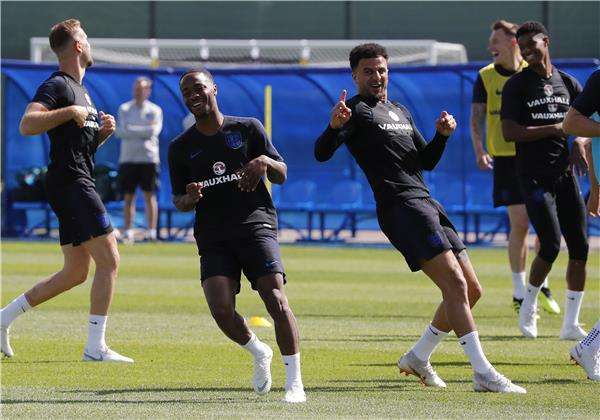 آلي مع لاعبي منتخب إنجلترا