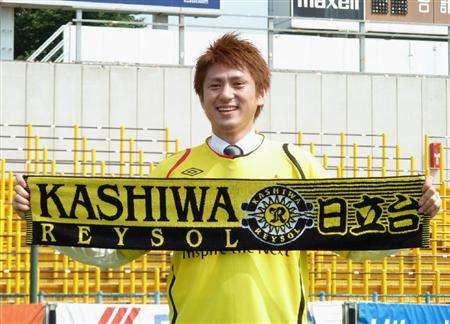 كوكي ميزونو بعد توقيعه على عقد الإنتقال لكاشيوا ريسول