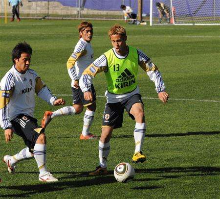 لاعب الوسط كيسوكي هوندا كان حاضراً في تدريب اليوم