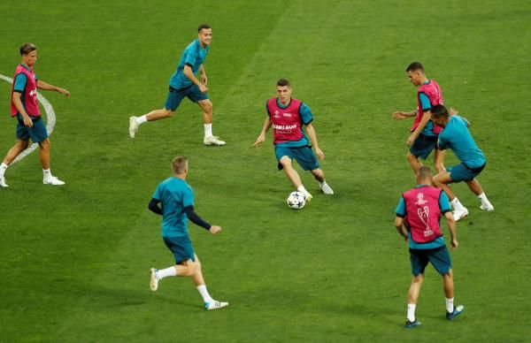 كوفاسيتش مع لاعبي ريال مدريد