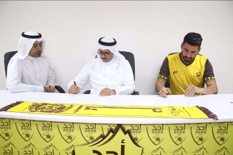 جانب من التوقيع