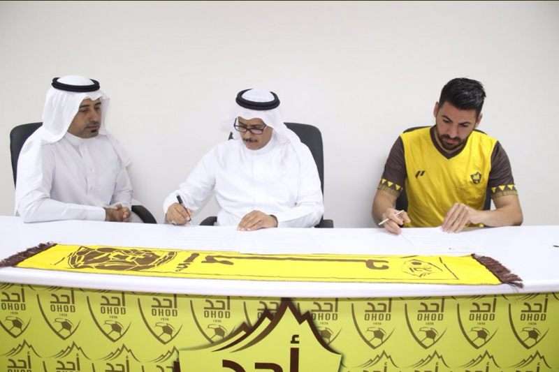 جانب من التوقيع