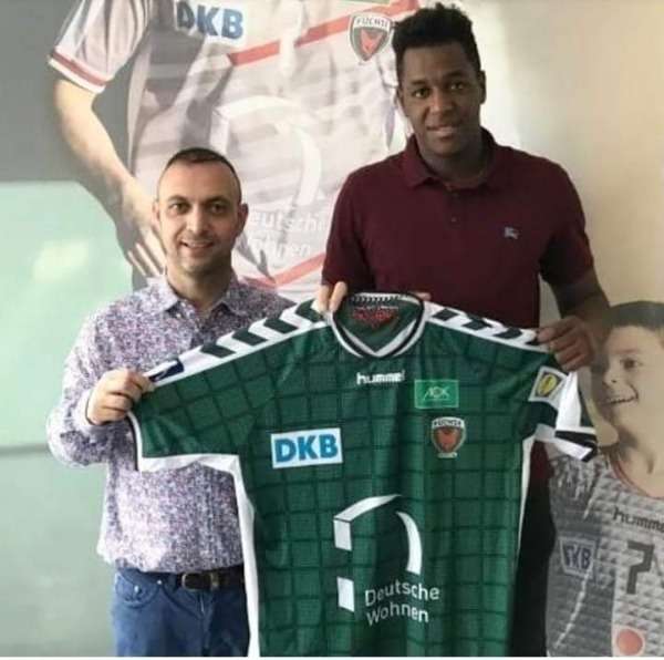 وائل جلوز بعد إمضاء العقد