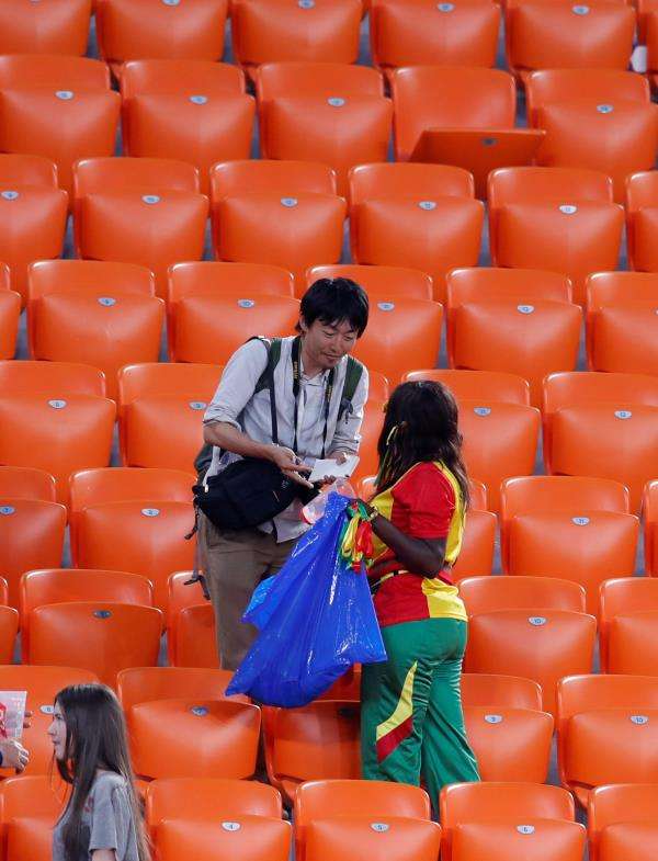 جانب من تنظيف المدرجات من قبل الجماهير