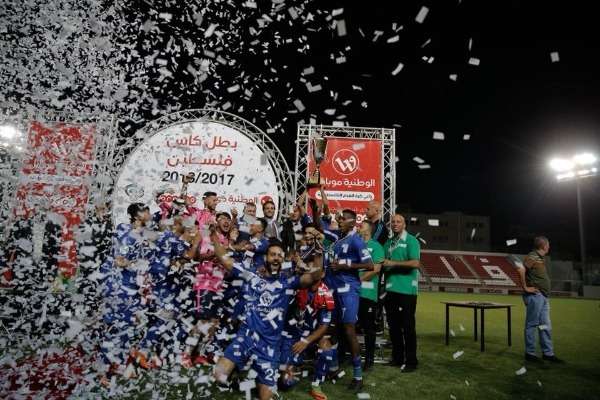 فرحة لاعبي هلال القدس بكأس فلسطين
