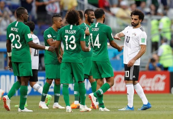 لاعبو السعودية مع صلاح