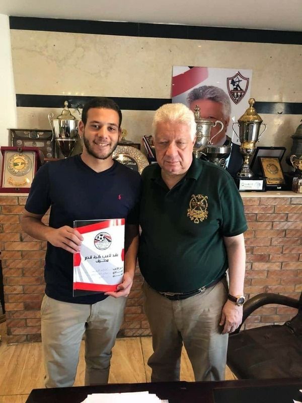  مرتضى منصور مع أحد اللاعبين الشباب