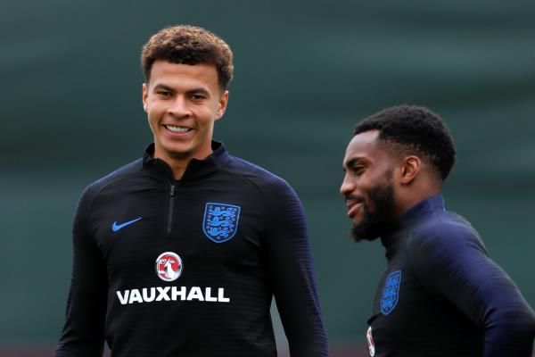 داني روز (على اليمين)