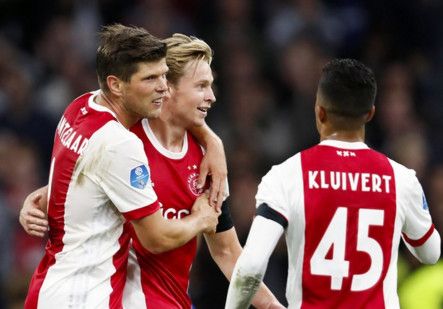 دي يونج مع لاعبي أياكس