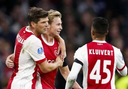 دي يونج مع لاعبي أياكس