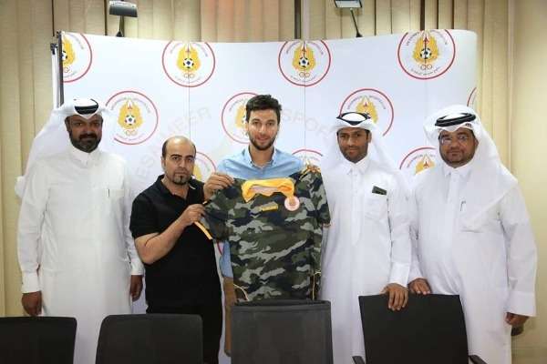 جانب من التوقيع