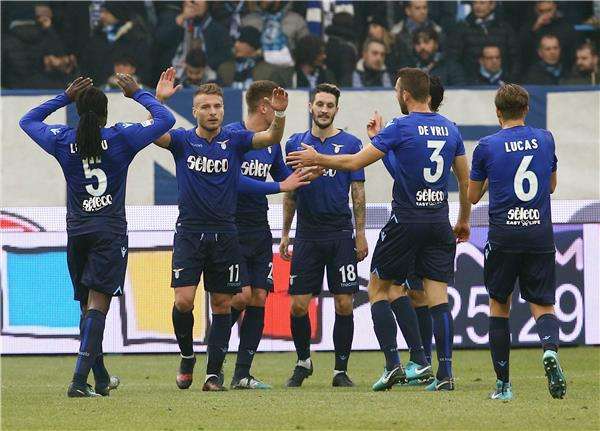 إيموبيلي بين لاعبي لاتسيو