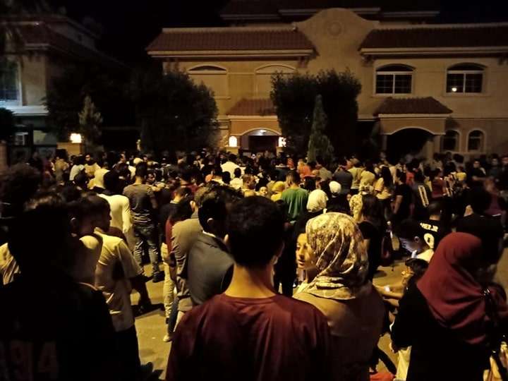 جانب من تجمع الجماهير أمام منزل صلاح