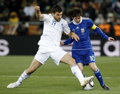 ليونيل ميسي واليوناني سوكراتيس باباستاتوبولوس