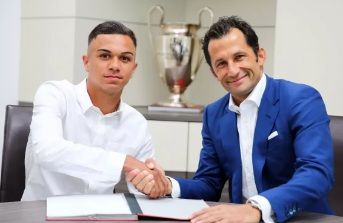 جانب من توقيع العقد