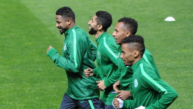 سلمان الفرج مع لاعبي الأخضر السعودي